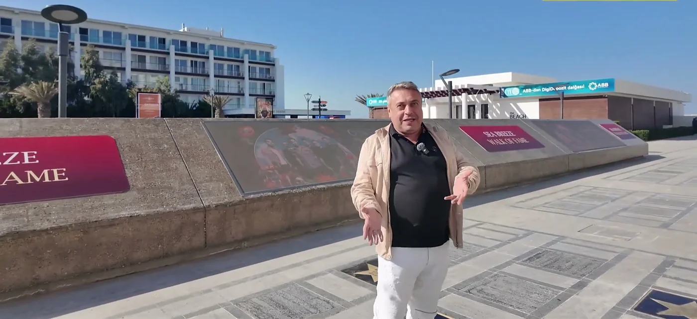 Ulduz cığırı boyu lövhəciklərlə divar